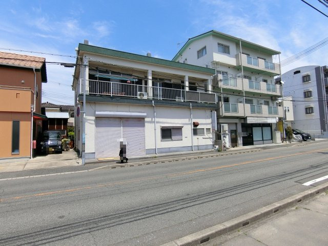 明石市第3大道町　2号地の前面道路含む現地写真|こちらの建物を解体して更地にして2区画分譲となります　西側※左側半分　は契約予定となってますので東側半分の分譲となります　南向きですので陽当たり良好です