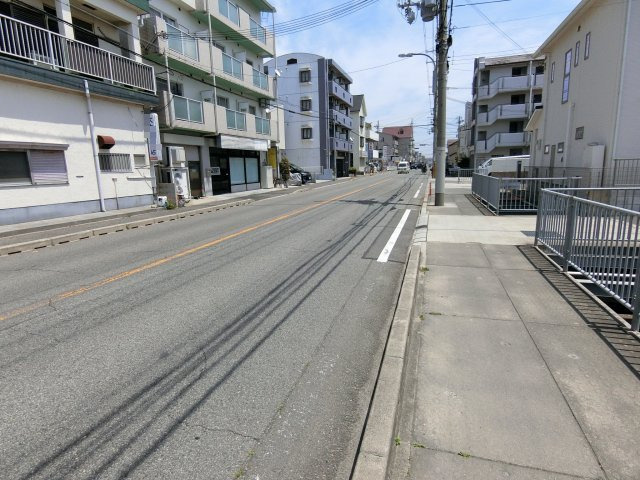 明石市第3大道町　2号地の前面道路含む現地写真|前面道路　南側は歩道も含め幅員１０メートル以上　ゆったりとしてます