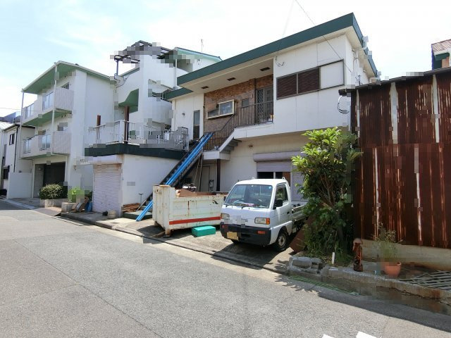明石市第3大道町　2号地の外観|現在は建物が建ってますが更地にしてお引渡しします。建物の左側半分　東側を分譲します