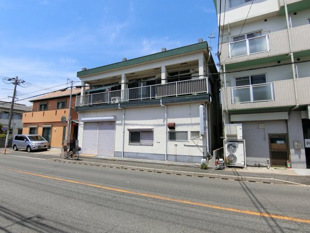 明石市第3大道町　2号地の外観|こちらの建物を解体して更地にして2区画分譲となります　西側※左側半分　は契約予定となってますので東側半分の分譲となります　南向きですので陽当たり良好です