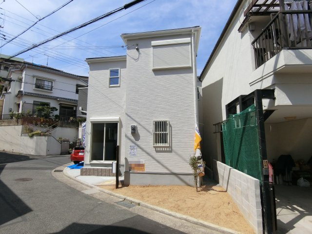 神戸市第8垂水区千鳥が丘　新築戸建の外観|南向き　角家　陽当たり良好です