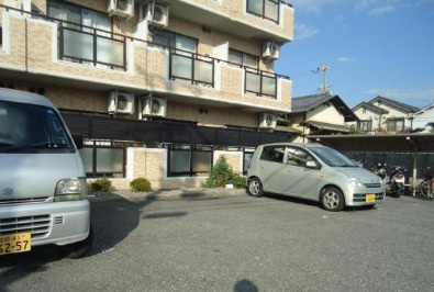 ジュネス伊伝居2の駐車場