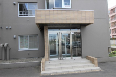 【エントランス】 | グローバル月寒東 | 両開きで大きな家具などの搬入も楽です