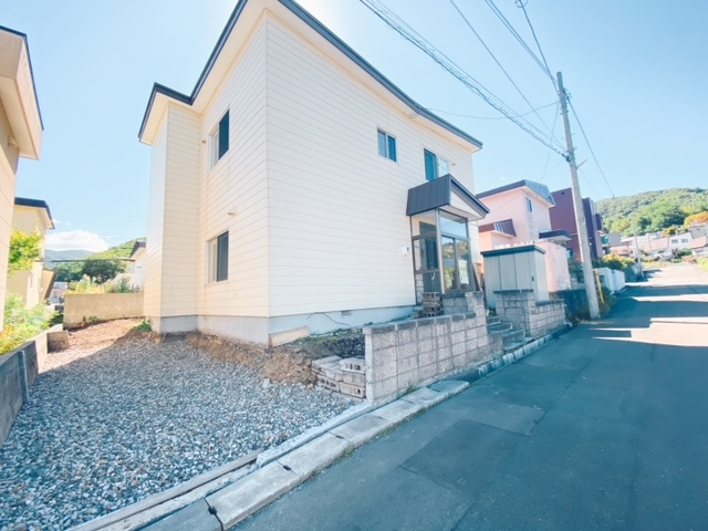 小樽市桂岡 戸建の Ldk18帖以上 5ldk 和室 床の間 押入 フローリング 南向き ファミリー向け 灯油ボイラー 小型犬可 物置 クローゼット 寝室１２帖 畳 庭 駐車場 階段 大家族向け 収納豊富 洗面化粧台 浴室タイル壁 ガスコンロ３口 独立洗面所 モダン レトロ 各部屋収納