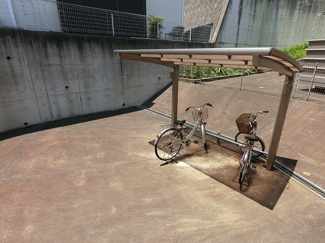 【その他共用部分】 | 屋根付きの駐輪場で雨が降っても大切な自転車が濡れなくてすみます♪自転車はちょっとした移動手段に便利ですよね！