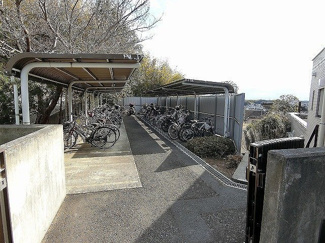 【その他共用部分】 | 屋根付きの駐輪場で雨が降っても大切な自転車が濡れなくてすみますね♪駅から自転車もおすすめです！