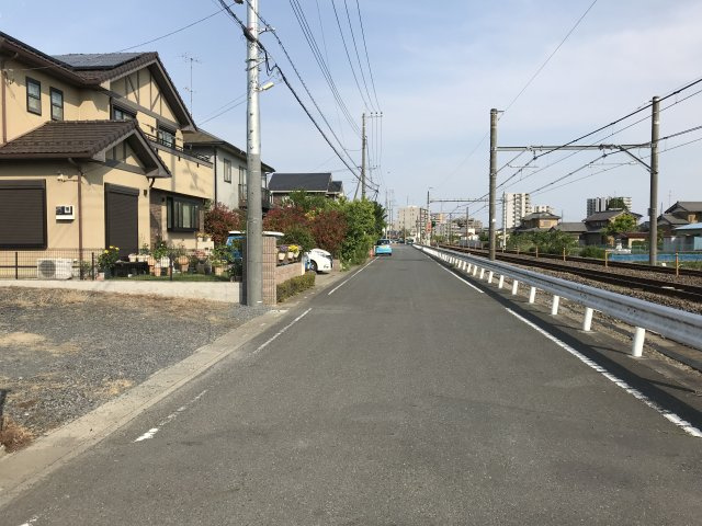 鴻巣市愛の町の売地の前面道路含む現地写真