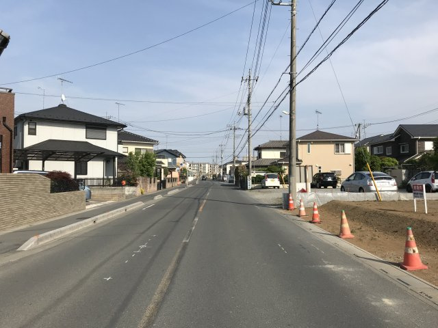 鴻巣市愛の町の売地の前面道路含む現地写真|前面道路の写真です。物件は右側です。