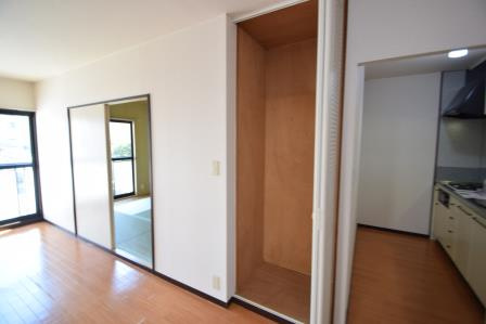 サンビレッジ藤原台Ａ棟の収納|リビングに収納あります