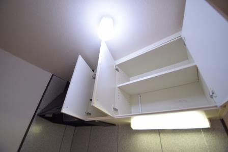 サンビレッジ藤原台Ａ棟のキッチン|キッチン上に収納あります