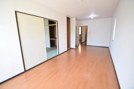 サンビレッジ藤原台Ａ棟の居間・リビング|明るいリビングです