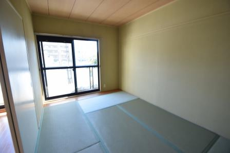 サンビレッジ藤原台Ａ棟の和室|住環境良好です