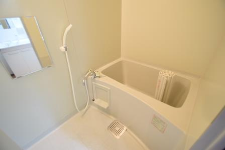 サンビレッジ藤原台Ａ棟の浴室|給湯付きです