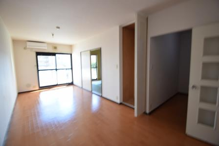 サンビレッジ藤原台Ａ棟の居間・リビング|広いリビングです