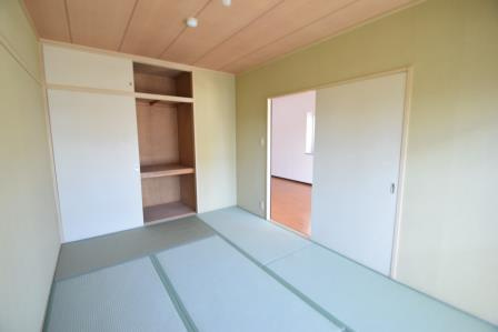 サンビレッジ藤原台Ａ棟の寝室|明るい和室です