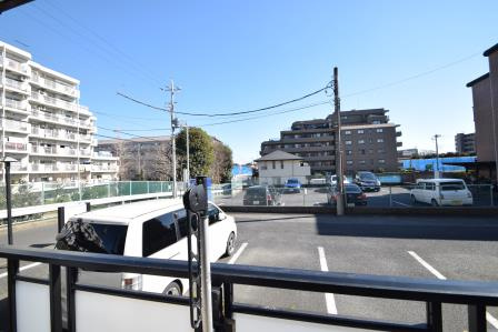 サンビレッジ藤原台Ａ棟の展望|目の前に駐車場があります