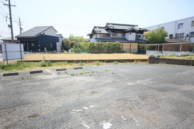 ルミエール楠　B棟の駐車場