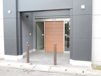 【エントランス】 | 東急田園都市線「梶ヶ谷」駅バス5分「西福寺前」停徒歩6分！東急東横線「武蔵小杉」駅バス22分「山下」停徒歩7分！東急田園都市線「宮前平」駅バス8分「西福寺前」停徒歩6分の3駅利用可能！