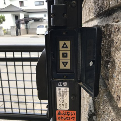 【駐車場】 | 現地見学会　伊奈町 ハウスメーカー施工リノベーション再生住宅 | カーポート付の駐車スペースは並列２台（車種による）。
電動カーポート、屋根もついてます。