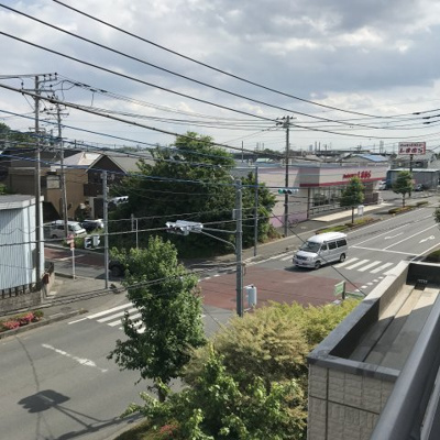【外観】 | 現地見学会　伊奈町 ハウスメーカー施工リノベーション再生住宅 | 前面道路が17.5ｍもあり、南東向き、陽当り、眺望、言うことなし
の建物です。