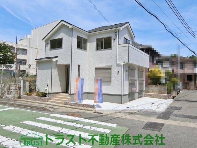 神戸垂水西脇　新築戸建の外観|2019年5月に完成したところです。南西角地ですからご覧の通り、日当たりは良好。快適な生活がおくれます。