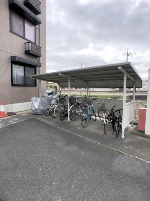 【その他共用部分】 | ロイヤルガーデン上牧Ｂ棟 | 駐輪場です