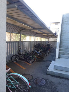 【その他共用部分】 | 屋根付きの駐輪場で雨が降っても大切な自転車が濡れなくてすみますね♪駅から自転車もおすすめです！