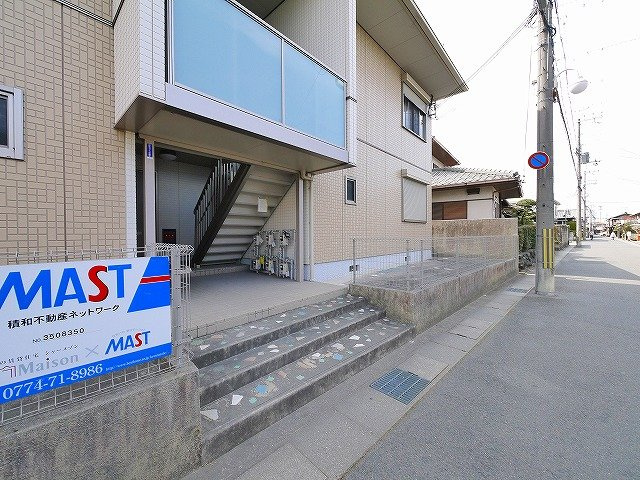 コンフォート木津のエントランス|ゴミ置場