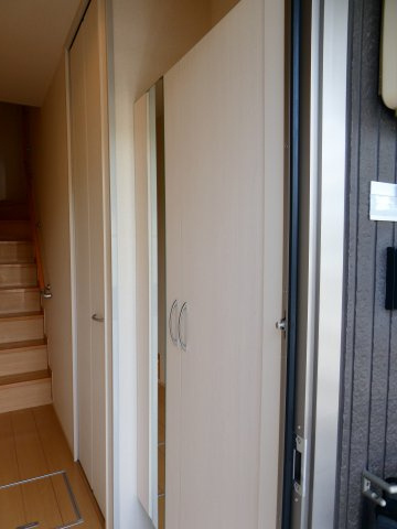 グリーン リヴァージュの玄関|ミラー付きシューズボックス