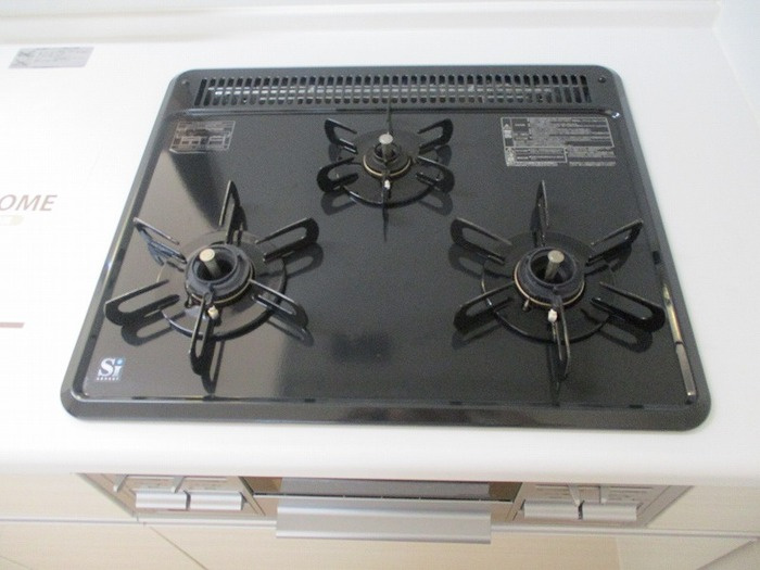 グリーン リヴァージュのキッチン|3口コンロ、グリル付き