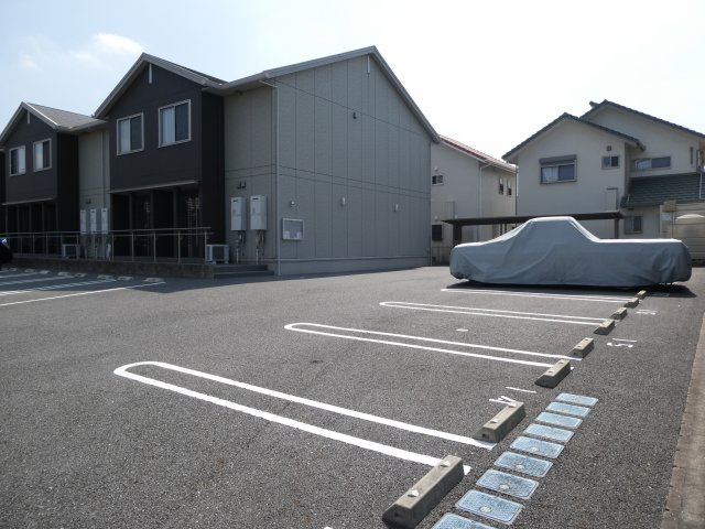 グリーン リヴァージュの駐車場