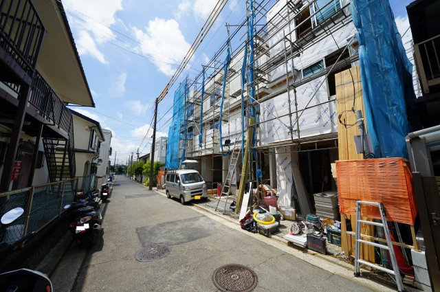 保土ヶ谷区権太坂1丁目全４棟　新築戸建【成約】の前面道路含む現地写真