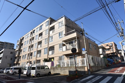 【外観】 | 馬込コーポラス | 白を基調とした明るいお部屋、南西向き・専用庭付につき採光・通風良好！開放感がございます♪