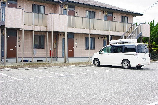 サンクコール朝和　B棟の駐車場|駐車場完備です