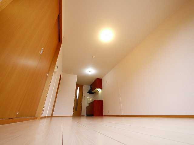 サンクコール朝和　B棟の洋室|使いやすい居間です