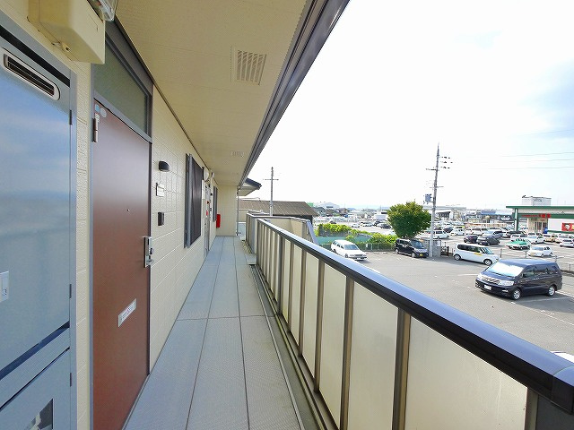 サンクコール朝和　B棟のその他共用部分|落ち着いた玄関前通路です