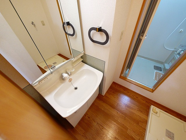 サンクコール朝和　B棟の独立洗面台|独立洗面台あり、毎朝おしゃれに忙しい女性の方におすすめです