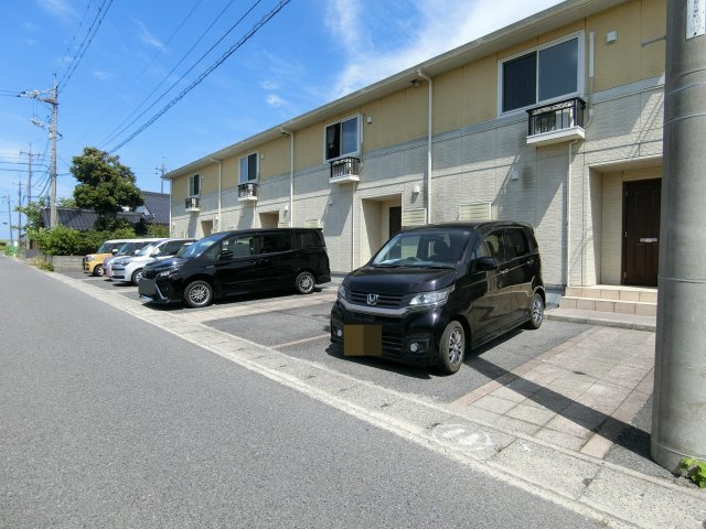 ブリリアントA棟の駐車場