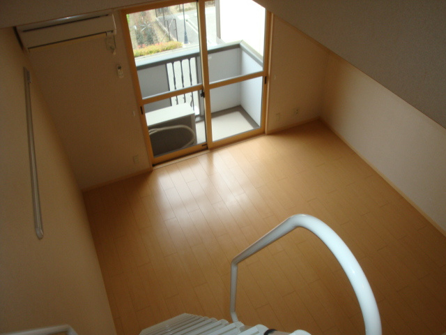 シャルマン松香園の設備|ロフトからお部屋を見てみると。参考、同建物・反転間取りの号室
