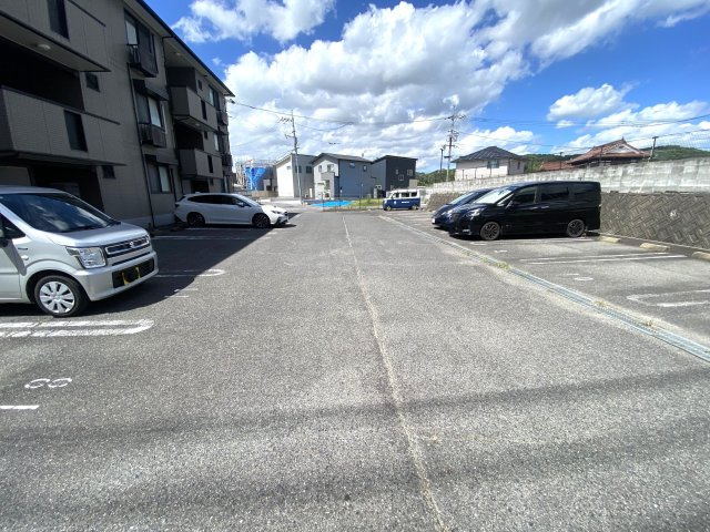 クレール友松の駐車場