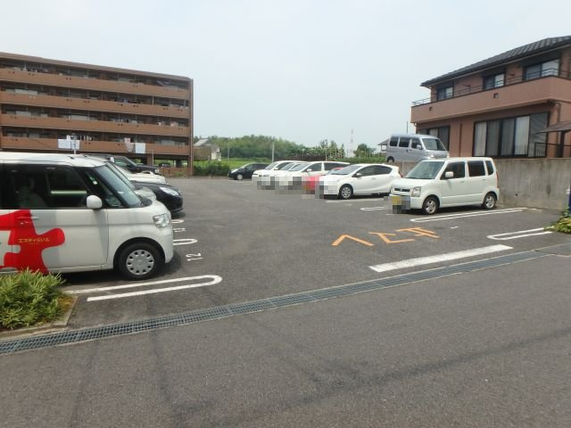 ソレイユ山代の駐車場