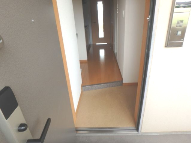 ソレイユ山代の玄関