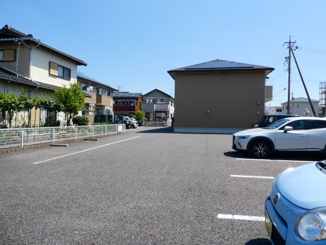 カーミー・呉竹の駐車場