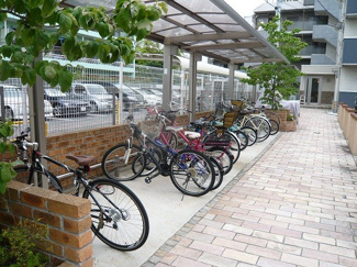 【その他共用部分】 | 屋根付きの駐輪場があるので雨が降っても大切な自転車が濡れません☆駅まで自転車もオススメです♪