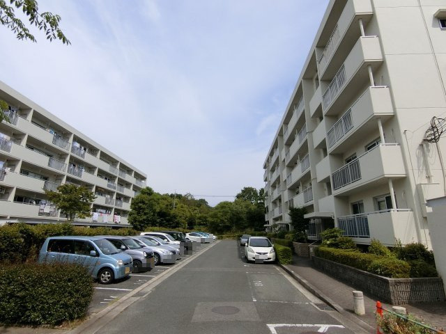 グリーンヒル新多聞第306号棟の駐車場|平面駐車場です