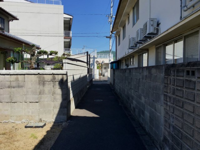 【前面道路含む現地写真】 | 八幡町1丁目売地 | 前面道路東側の現地写真です