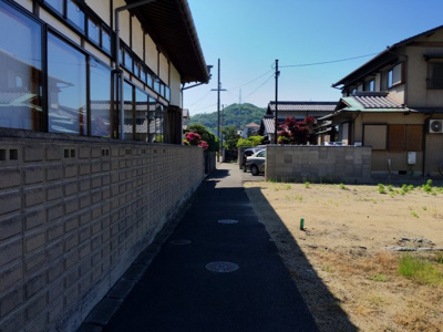 【前面道路含む現地写真】 | 八幡町1丁目売地 | 前面道路西側の現地写真です