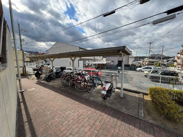 アレーゼFの駐車場