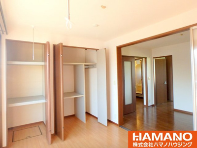 【居間・リビング】 | シャーメゾン野殿B | こちらの居間で趣味の時間をお楽しみください