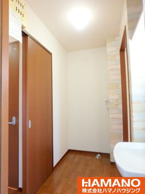 【洗面所】 | シャーメゾン野殿B | 明るい洗面所です